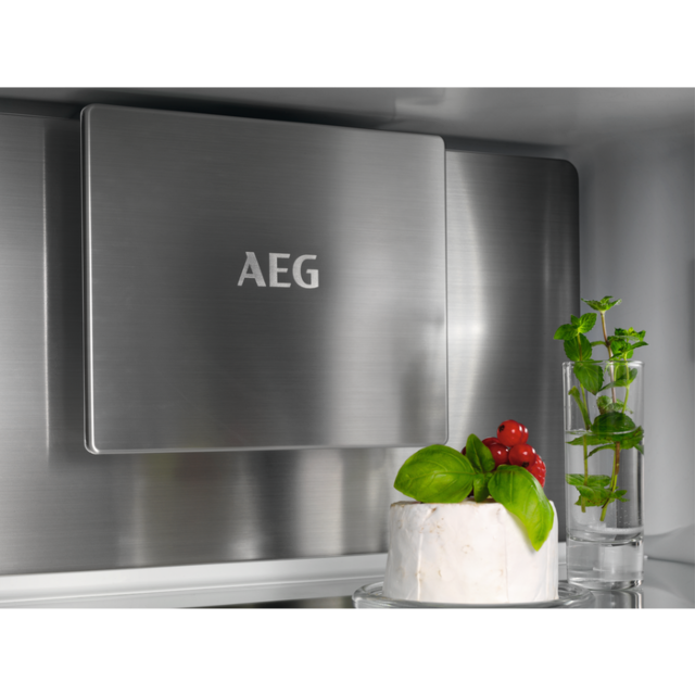 AEG NSC8M191DS 54.6cm 70/30 Integrated Frost Free Fridge Freezer - White